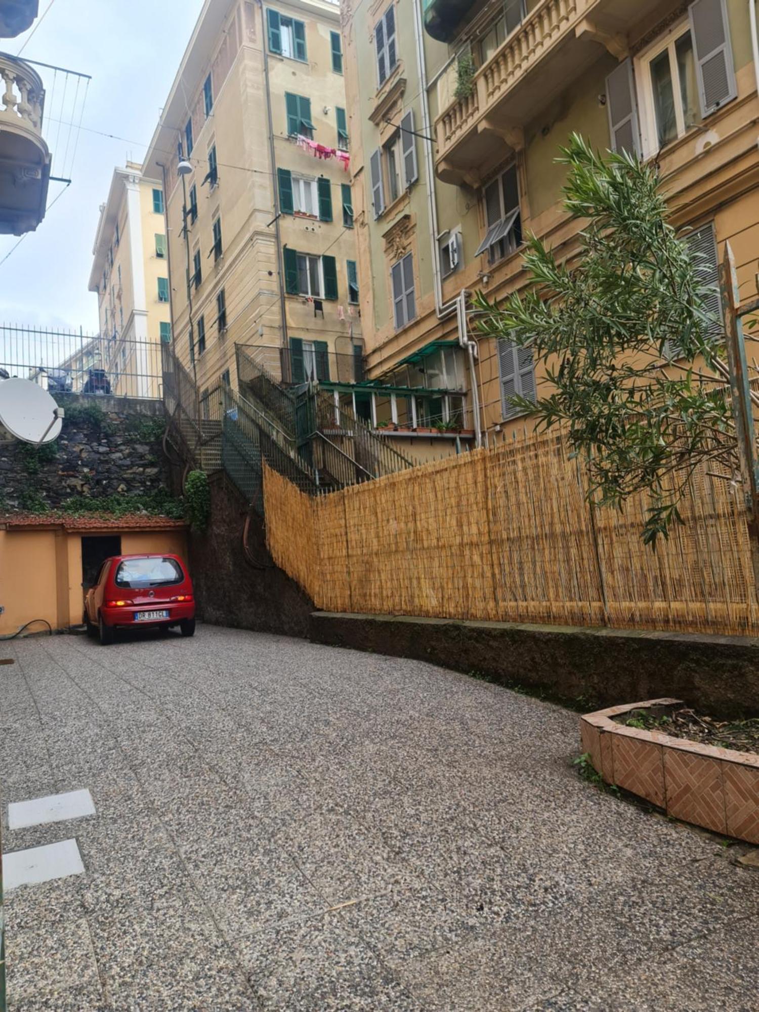 Ampio Appartamento Con 2 Posti Auto E Cortile Genoa Exterior photo